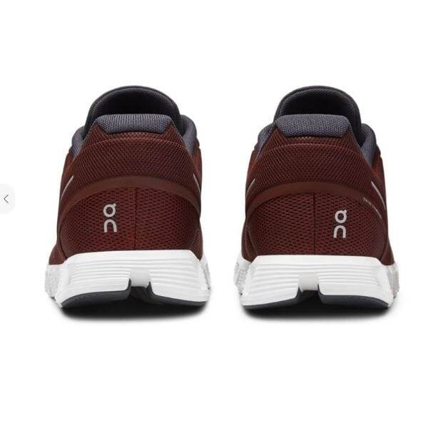 זוג נעלי ריצה לגברים On Cloud בצבעי חום ולבן.