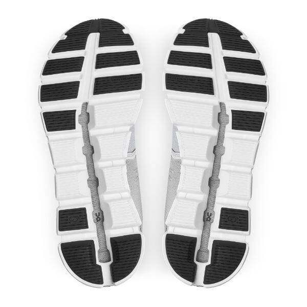 זוג סנדלים לבנים ושחורים של On Cloud על משטח לבן.