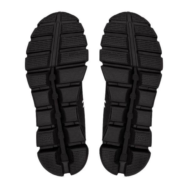 זוג נעלי On Cloud 5 עמיד למים שחורות על רקע לבן.