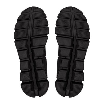 זוג נעלי On Cloud 5 עמיד למים שחורות על רקע לבן.