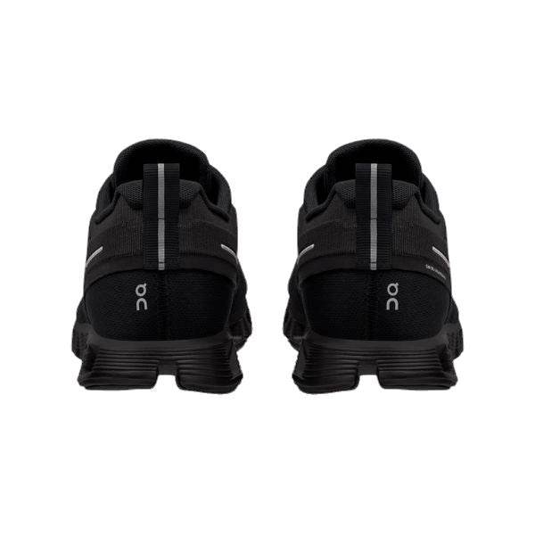 זוג נעלי ריצה וקלאוד 5 שחורות נגד מים On Cloud 5 נעלי ריצה עמידות למים על רקע לבן.