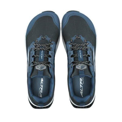 זוג נעלי ספורט Altra Lone Peak 8 WIDE (2E) A0A85P3401 בשחור וכחול עם שרוכי נעליים אפורים במבט מלמעלה, עם שם המותג "Altra" הנראה על הלשונות.