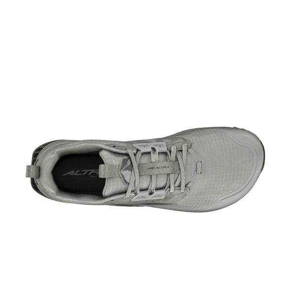 מבט מלמעלה של Altra LONE PEAK 8 A0A85NC923 מציג את השרוכים, הלשון והמיתוג של Altra על המדרסים.