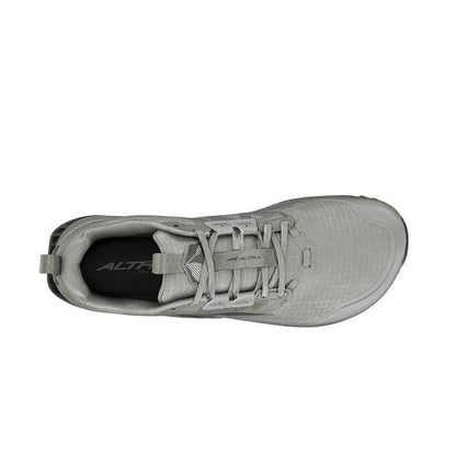 מבט מלמעלה של Altra LONE PEAK 8 A0A85NC923 מציג את השרוכים, הלשון והמיתוג של Altra על המדרסים.