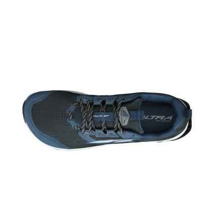 מבט מלמעלה של נעל ריצה יחידה של Altra Lone Peak 8 WIDE (2E) A0A85P3401 בצבעי כחול ושחור, הכוללת עיצוב שרוכים ולוגו של Altra על הלשון והצד.
