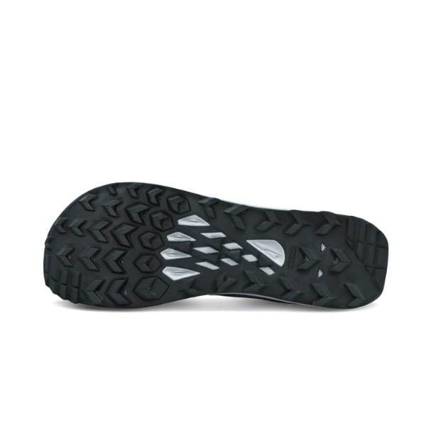 ה-Altra Lone Peak 8 WIDE (2E) A0A85P3401 כולל סוליית נעל שחורה ואפורה עם דפוס דריכה המיועדת למשיכה.