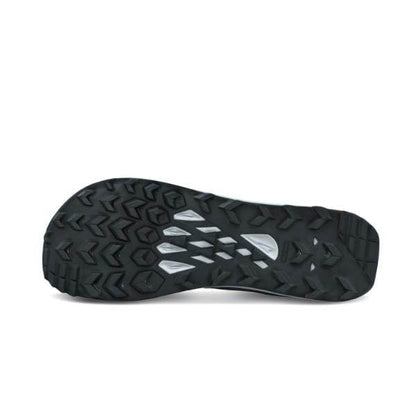 ה-Altra Lone Peak 8 WIDE (2E) A0A85P3401 כולל סוליית נעל שחורה ואפורה עם דפוס דריכה המיועדת למשיכה.