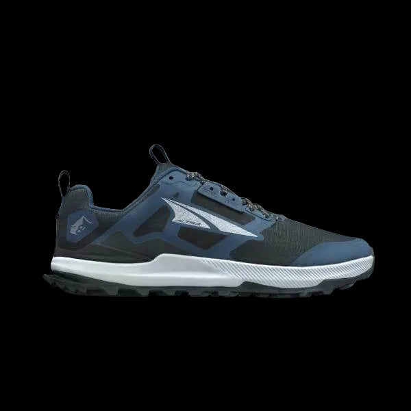 Altra LONE PEAK 8 A0A85NC401 כחול ושחור עם סוליית ביניים לבנה, המיועדת לפעילויות חוץ, הכוללת סוליה מחוספסת לשיפור המשיכה.