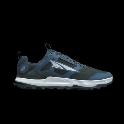 Altra LONE PEAK 8 A0A85NC401 כחול ושחור עם סוליית ביניים לבנה, המיועדת לפעילויות חוץ, הכוללת סוליה מחוספסת לשיפור המשיכה.
