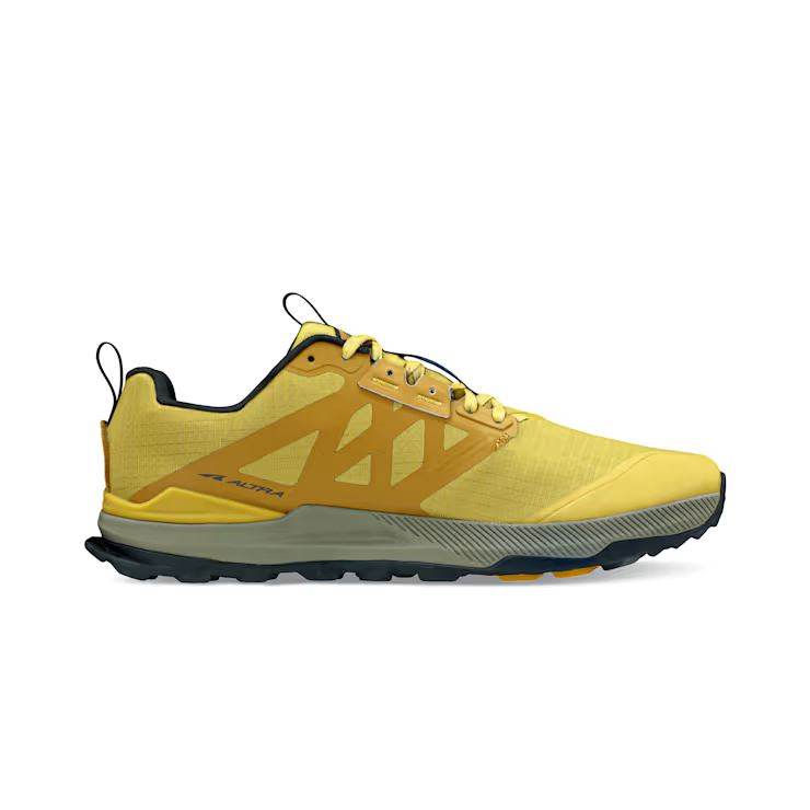 Altra A0A85NC770 M LONE PEAK 8, מהמותג Altra, היא נעל ריצת שבילים צהובה עם מבטא שחור ואפור, המתהדרת בסוליה מחוספסת ובעיצוב קל משקל.