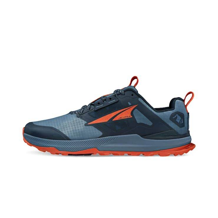 AroSport Altra A0A85NC480 LONE PEAK 8 היא נעל אפורה וכתומה עם סוליה עבה, מושלמת לפעילויות חוצות.