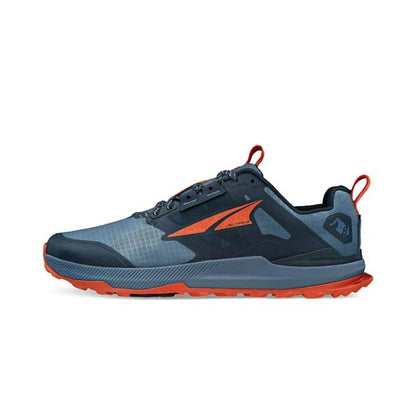 AroSport Altra A0A85NC480 LONE PEAK 8 היא נעל אפורה וכתומה עם סוליה עבה, מושלמת לפעילויות חוצות.