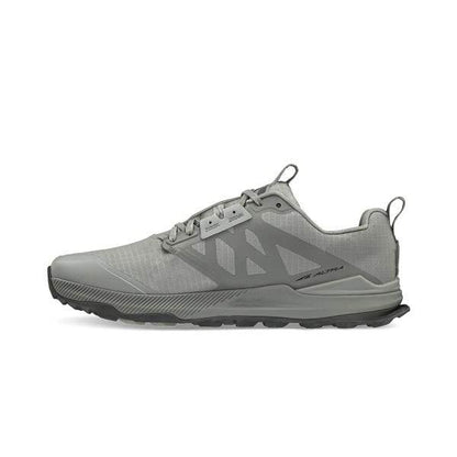 מבט מהצד של Altra LONE PEAK 8 A0A85NC923, נעל ריצה אתלטית אפורה של אלטרה, הכוללת סוליה בעלת מרקם ועיצוב שרוכים.
