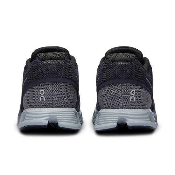 מבט מאחור של זוג נעלי אתלטיות On Cloud 5 Push M Rock/Black על רקע לבן, מציגות את פרטי העקב והסוליה.