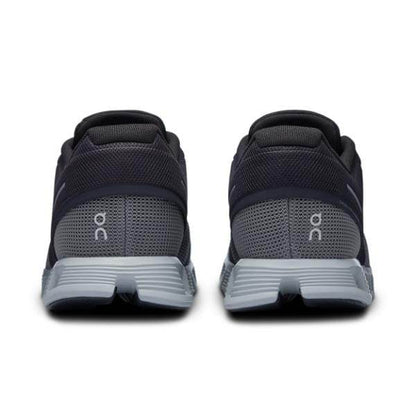 מבט מאחור של זוג נעלי אתלטיות On Cloud 5 Push M Rock/Black על רקע לבן, מציגות את פרטי העקב והסוליה.
