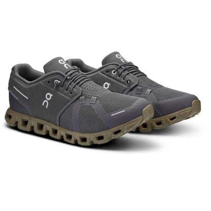 זוג נעלי ספורט On Cloud 5 Eclipse/Grove של On Cloud הכוללות בד רשת אפור, עיצוב שרוכים וסוליות מרופדות בצבע שזוף.