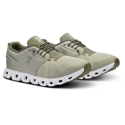 ה-On Cloud 5 Chalk/Grove 59.97771 מאת On Cloud כולל ערכת צבעים ירוקה ולבן, עיצוב עליון ברשת, סוליות בעלות מרקם עבה וסגירות שרוכים, מה שהופך אותן לזוג הסניקרס האתלטי המושלם.
