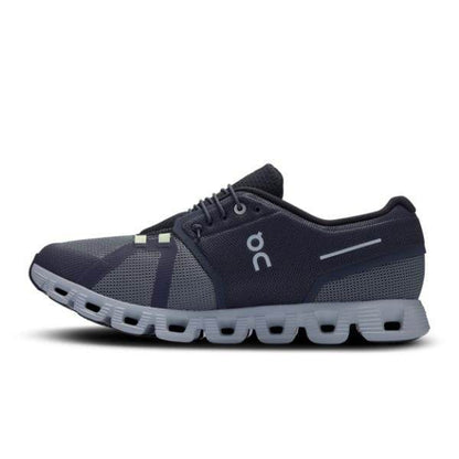 מבט מהצד של נעל אתלטית On Cloud 5 Push M Rock/Black 69.97739 בצבע כחול כהה, הכוללת סוליה אפורה מרופדת ומיתוג "ON" בצד. הנעל מציגה עיצוב שרוכים וחלק עליון מבד רשת.
