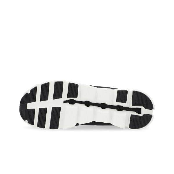 נעלי ספורט וקלאוד לגברים On Cloud 5 Black White 59.98919 נעלי ספורט על משטח לבן.