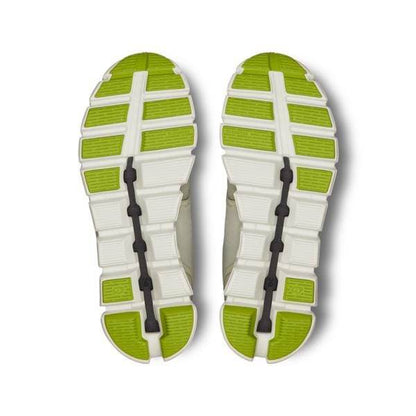 מבט מלמטה של On Cloud 5 Waterproof 59.97758 סניקרס Chalk/Ice, מציגות דפוסי דריכה ירוקים ושחורים על הסוליות הלבנות.