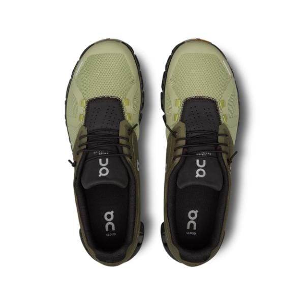 מבט מלמעלה של נעלי ספורט On Cloud 5 59.98018 בירוק בהיר עם הדגשות שחורות, המציגות את הלוגו "On" על מדרסים שחורים ועליונים. מותג: און ענן.