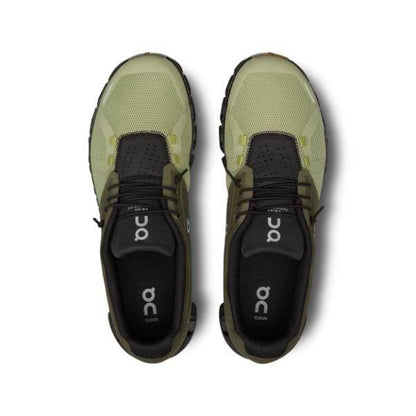 מבט מלמעלה של נעלי ספורט On Cloud 5 59.98018 בירוק בהיר עם הדגשות שחורות, המציגות את הלוגו "On" על מדרסים שחורים ועליונים. מותג: און ענן.