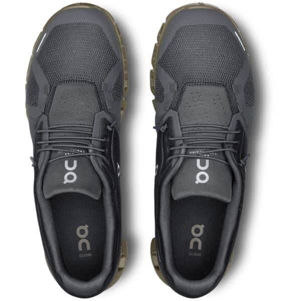 נעלי הספורט On Cloud 5 Eclipse/Grove 59.97769, במבט מלמעלה, מציגות גפה רשת שחורה עם סגירת שרוכים ומיתוג "ON" על המדרסים והלשון. הסוליות כוללות עיצוב ייחודי למשיכה משופרת.