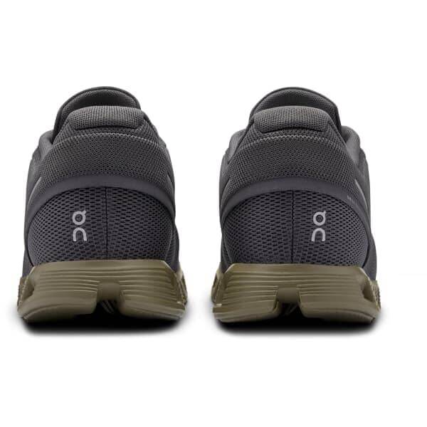 מבט מאחור של נעלי ספורט On Cloud 5 Eclipse/Grove 59.97769 מבד רשת אפור, מציגות את המיתוג "On Cloud" מאחור וסוליות ירוקות זית.