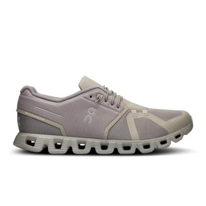 מבט מהצד של נעל אתלטית On Cloud 5 Fog/Alloy 59.98025 אפורה של On Cloud, הכוללת סוליה מפולחת, סגירת שרוכים וגפה רשת.
