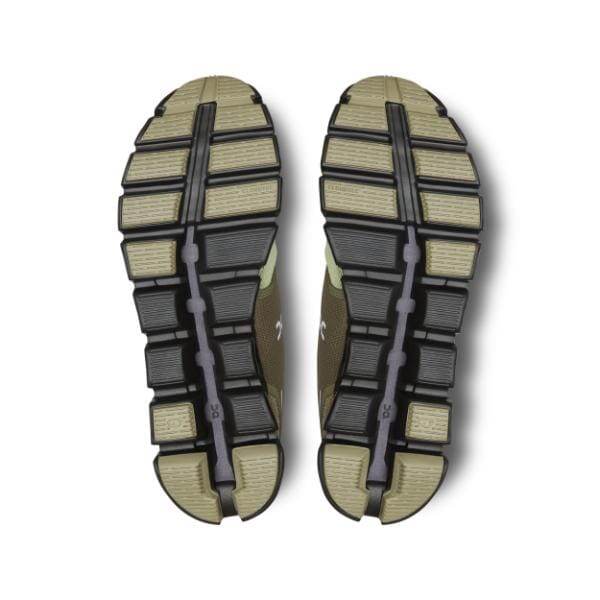 ה-On Cloud 5 59.98018 מאת On Cloud מוצג מלמטה, וכולל סוליות גומי מפולחות עם מרקם בשחור וירוק זית.