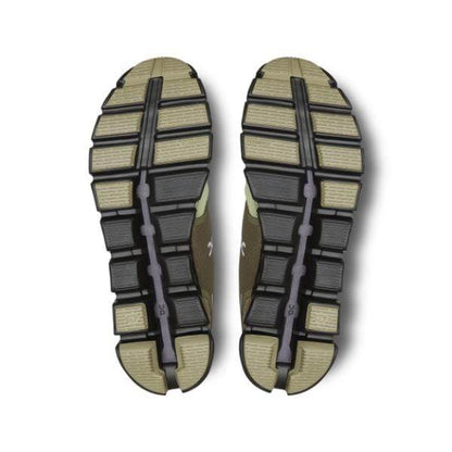 ה-On Cloud 5 59.98018 מאת On Cloud מוצג מלמטה, וכולל סוליות גומי מפולחות עם מרקם בשחור וירוק זית.