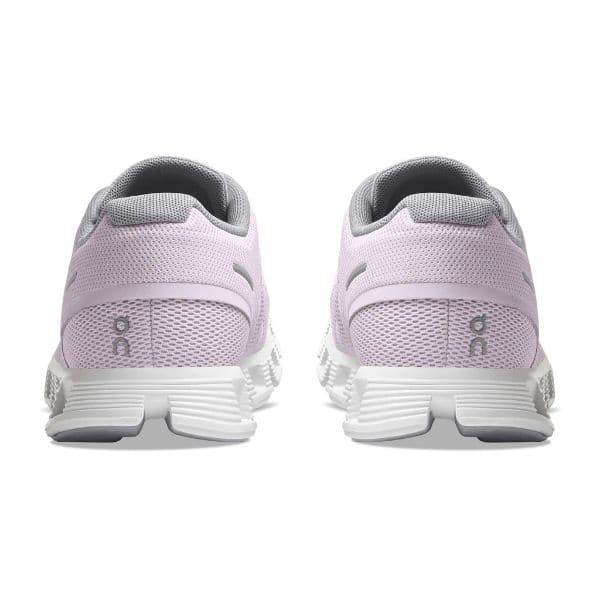 זוג נעלי ריצה לנשים On Cloud בצבעי ורוד ולבן.