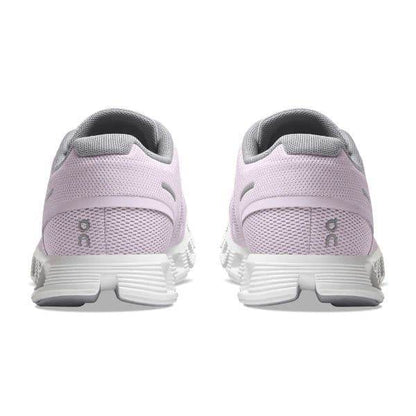 זוג נעלי ריצה לנשים On Cloud בצבעי ורוד ולבן.