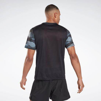חולצ ריבוק לגברים Reebok RE SS AOP TEE FT1055 - RunOFF עכשיו במבצע ב