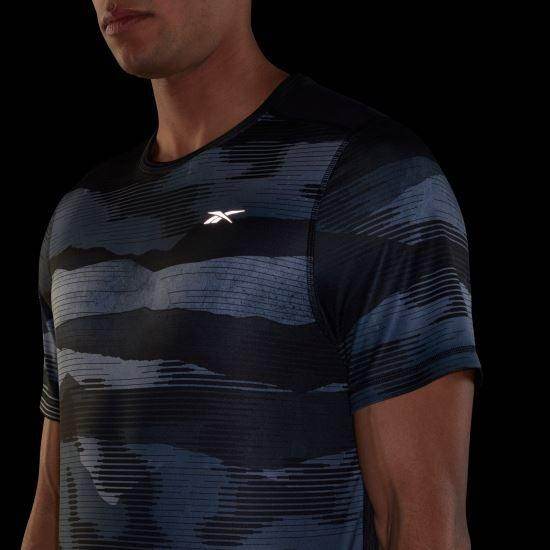 חולצ ריבוק לגברים Reebok RE SS AOP TEE FT1055 - RunOFF עכשיו במבצע ב